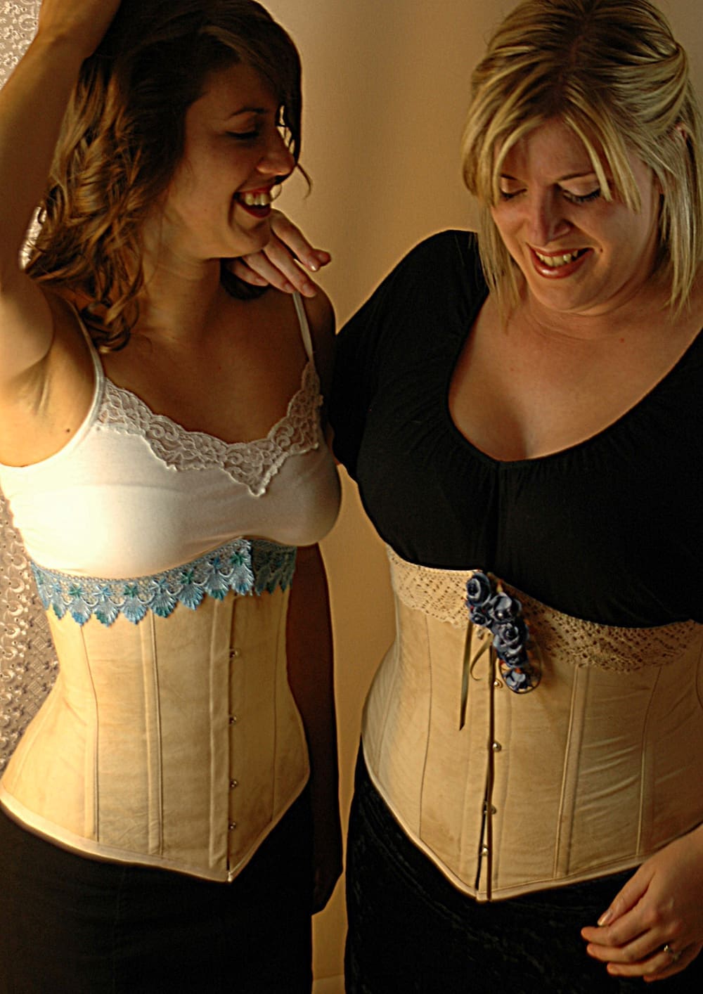 Antiqued cotton underbust corset with blue guipure lace - Image 7